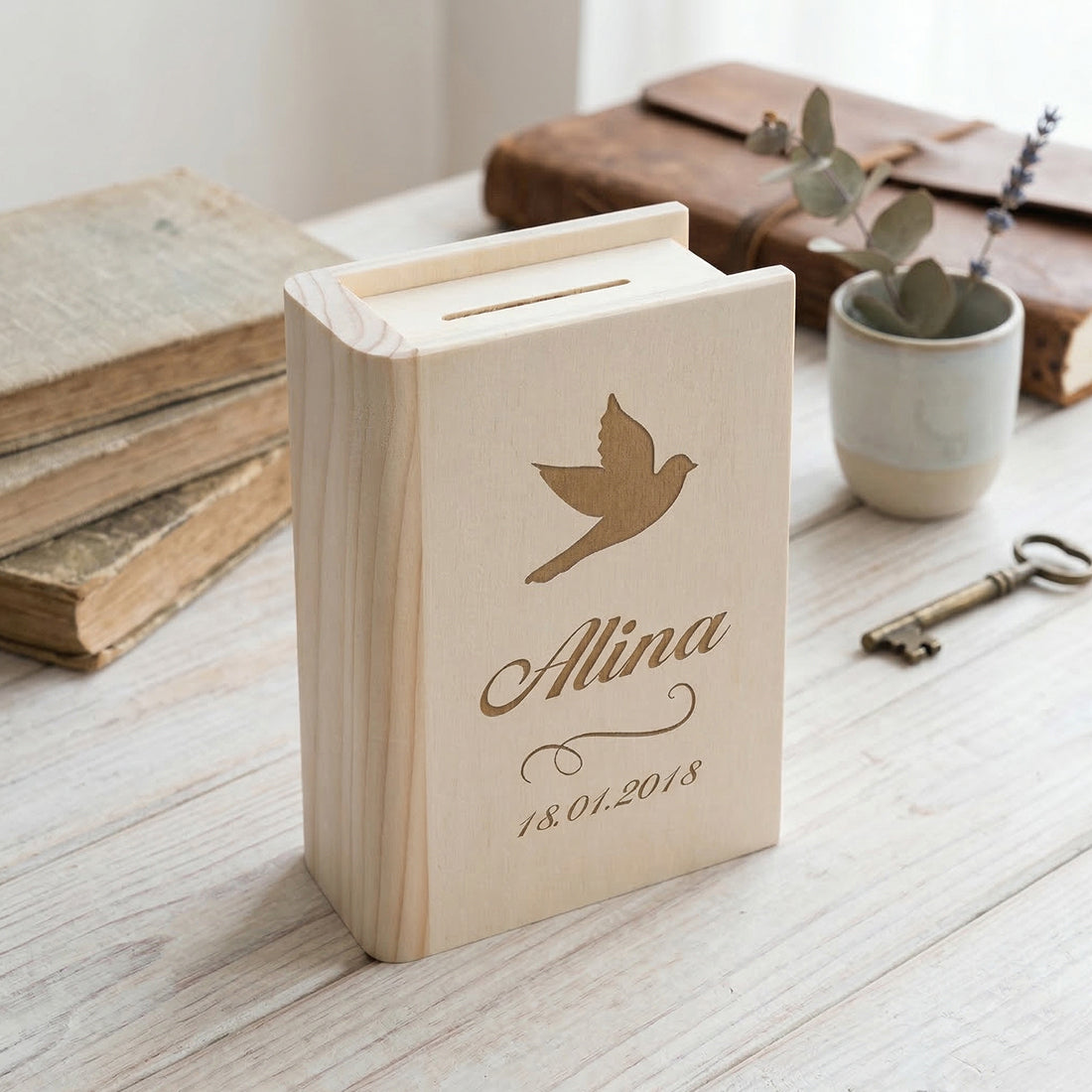 Personalisiertes Sparbuch aus Holz mit Tauben-Gravur – Geschenkidee