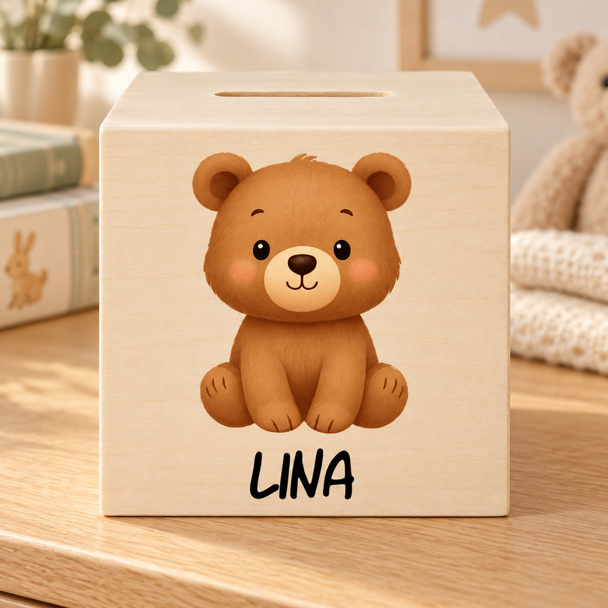 Holzspardose mit Bär und Beispielname Lina im Kinderzimmer.