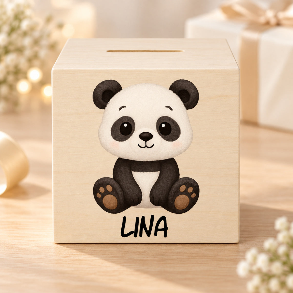 Holzspardose mit Panda und Beispielname Lina in einer warmen Geschenkszene.