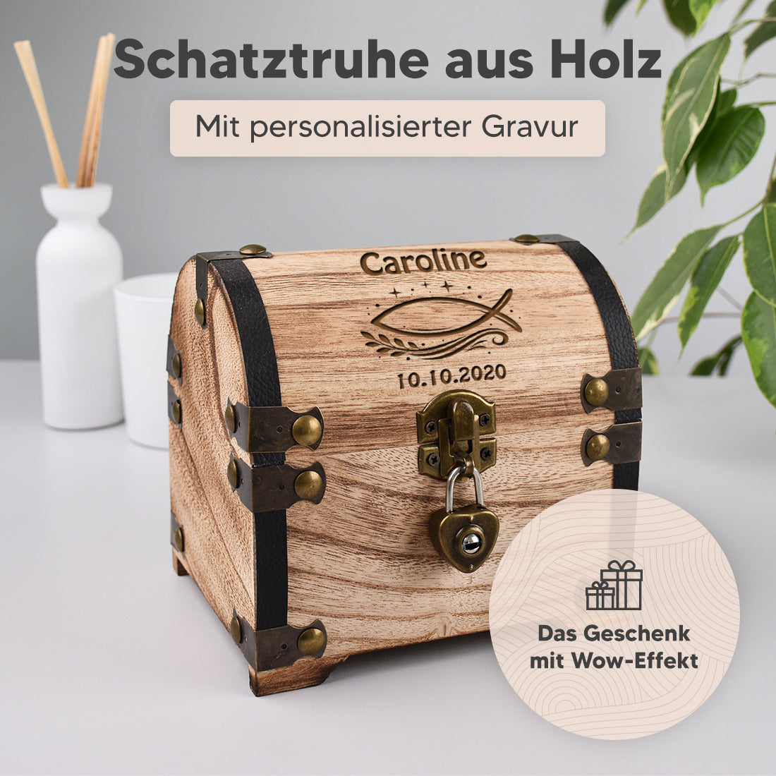 Nahaufnahme der gravierten Holzbox mit dem Ichthys-Fisch-Symbol und dekorativen Wellenlinien.