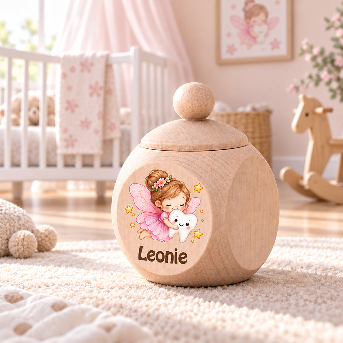 Zahndose mit Zahnfee auf einem hellrosa Teppich vor Kinderbett und Spielzeug