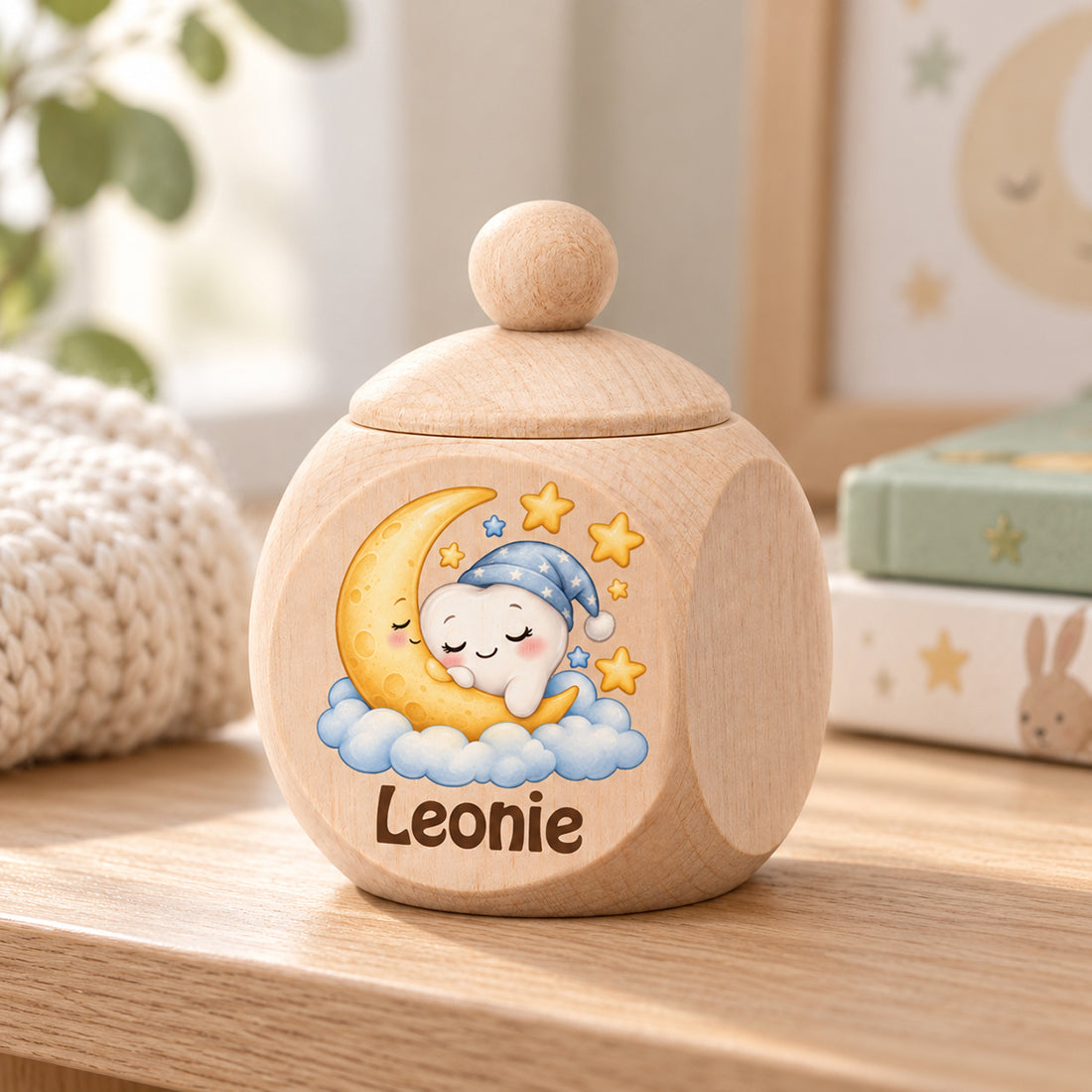 Zahndose mit Mond, schlafendem Zahn und Beispielname Leonie in einer Leseecke