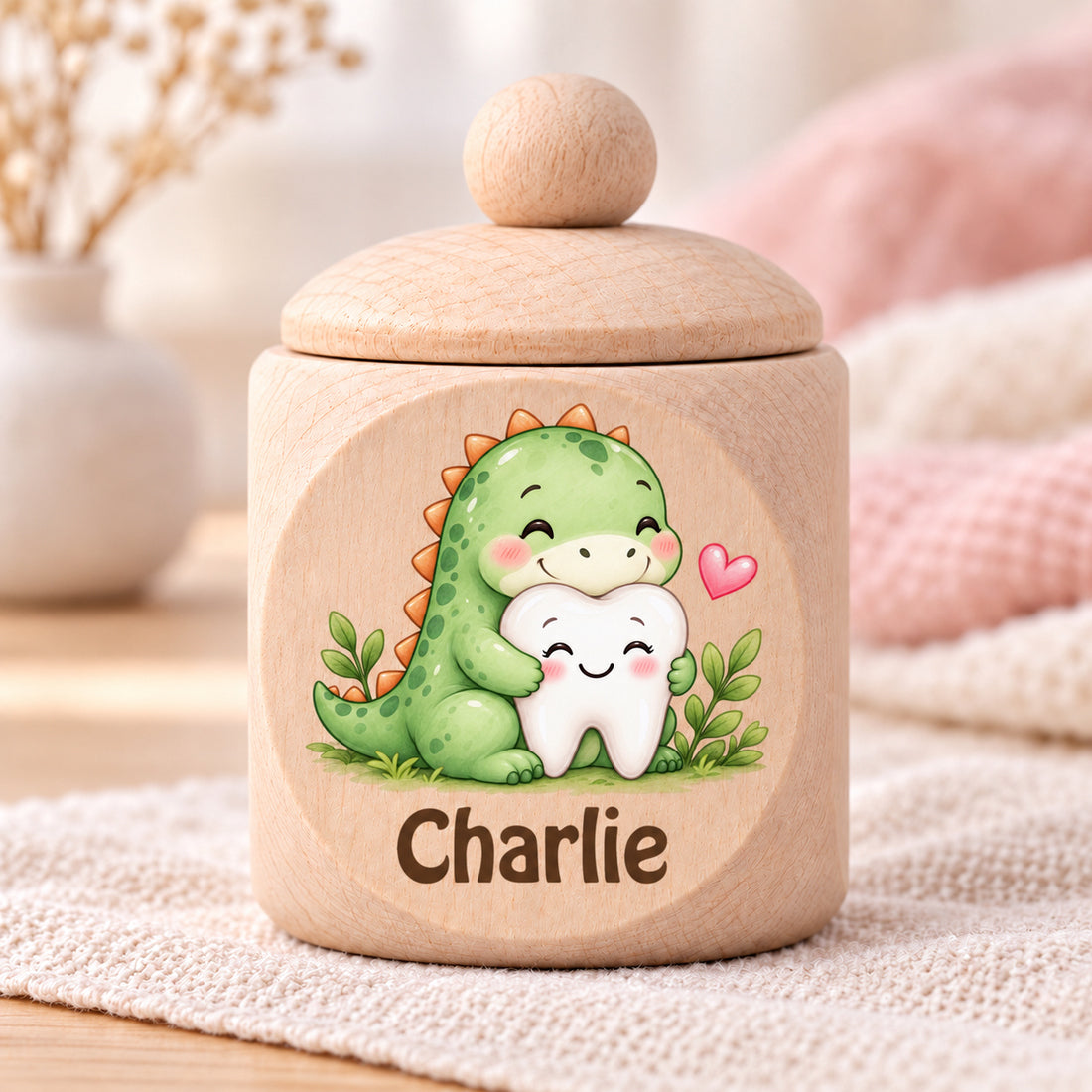 Geschlossene Zahndose mit Motiv Dino & Zahn und Beispielname Charlie im Kinderzimmer
