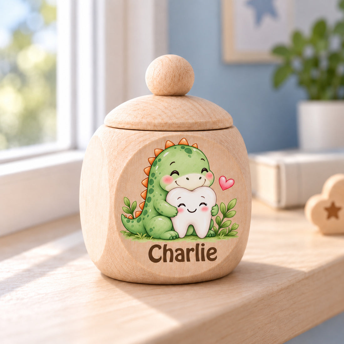 Zahndose aus Ahornholz mit Motiv Dino & Zahn an einem hellen Platz im Kinderzimmer