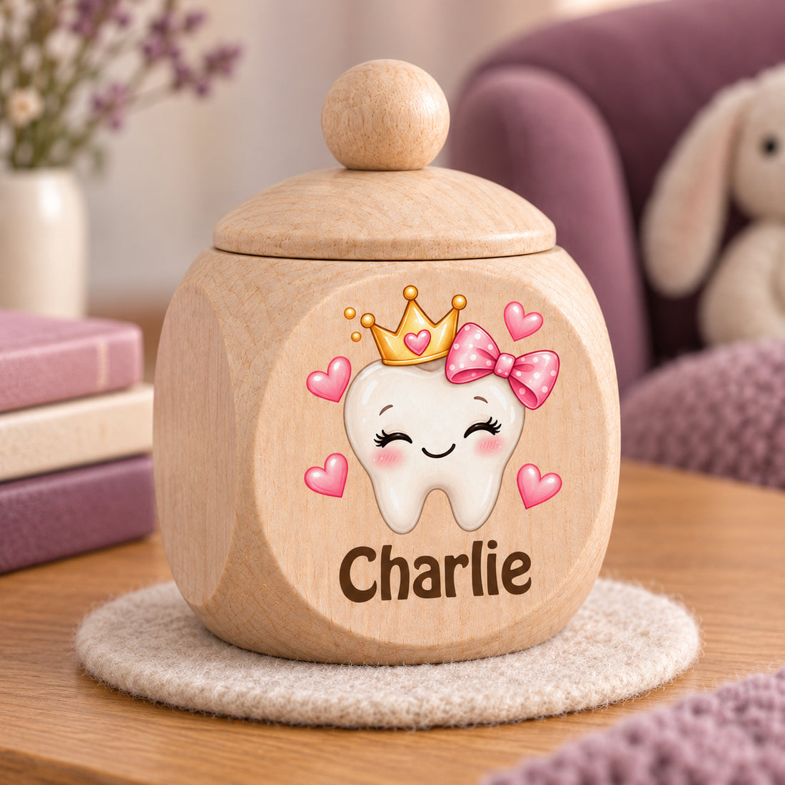 Zahndose aus Ahornholz mit Motiv Zahnprinzessin mit Schleife an einem hellen Platz im Kinderzimmer
