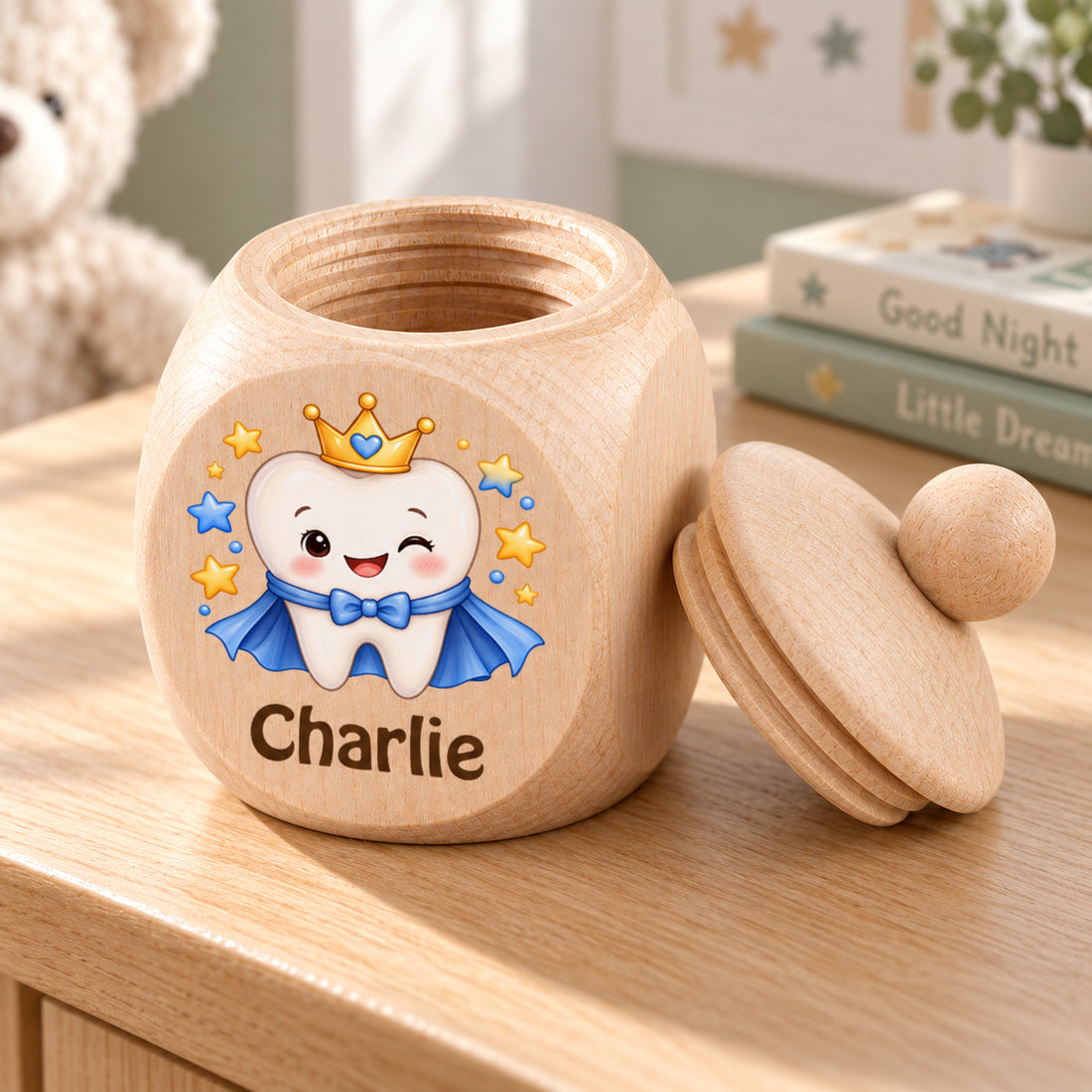 Geöffnete Zahndose mit Motiv Zahnprinz, Schraubdeckel daneben im Kinderzimmer