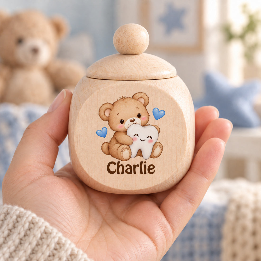 Zahndose mit Motiv Teddybär & Zahn in einer Hand als Größenvergleich