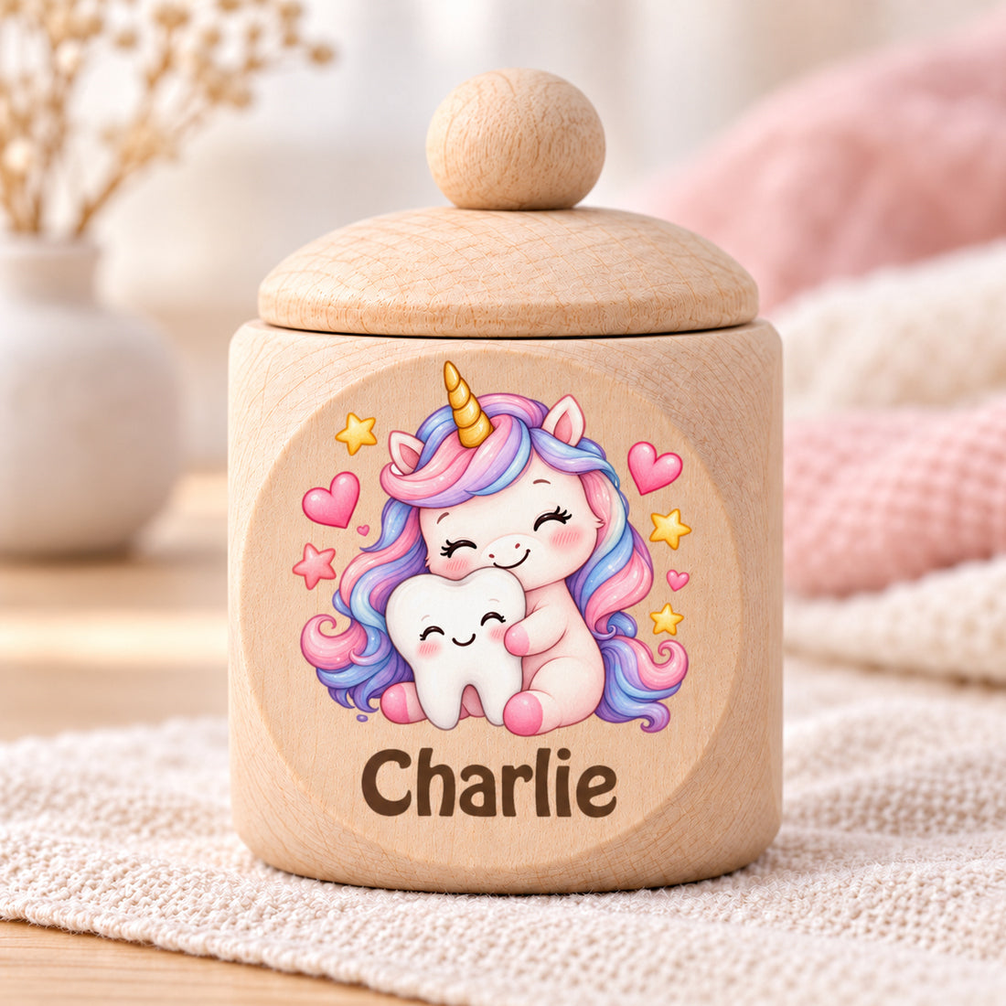 Geschlossene Zahndose mit Motiv Einhorn & Zahn und Beispielname Charlie im Kinderzimmer