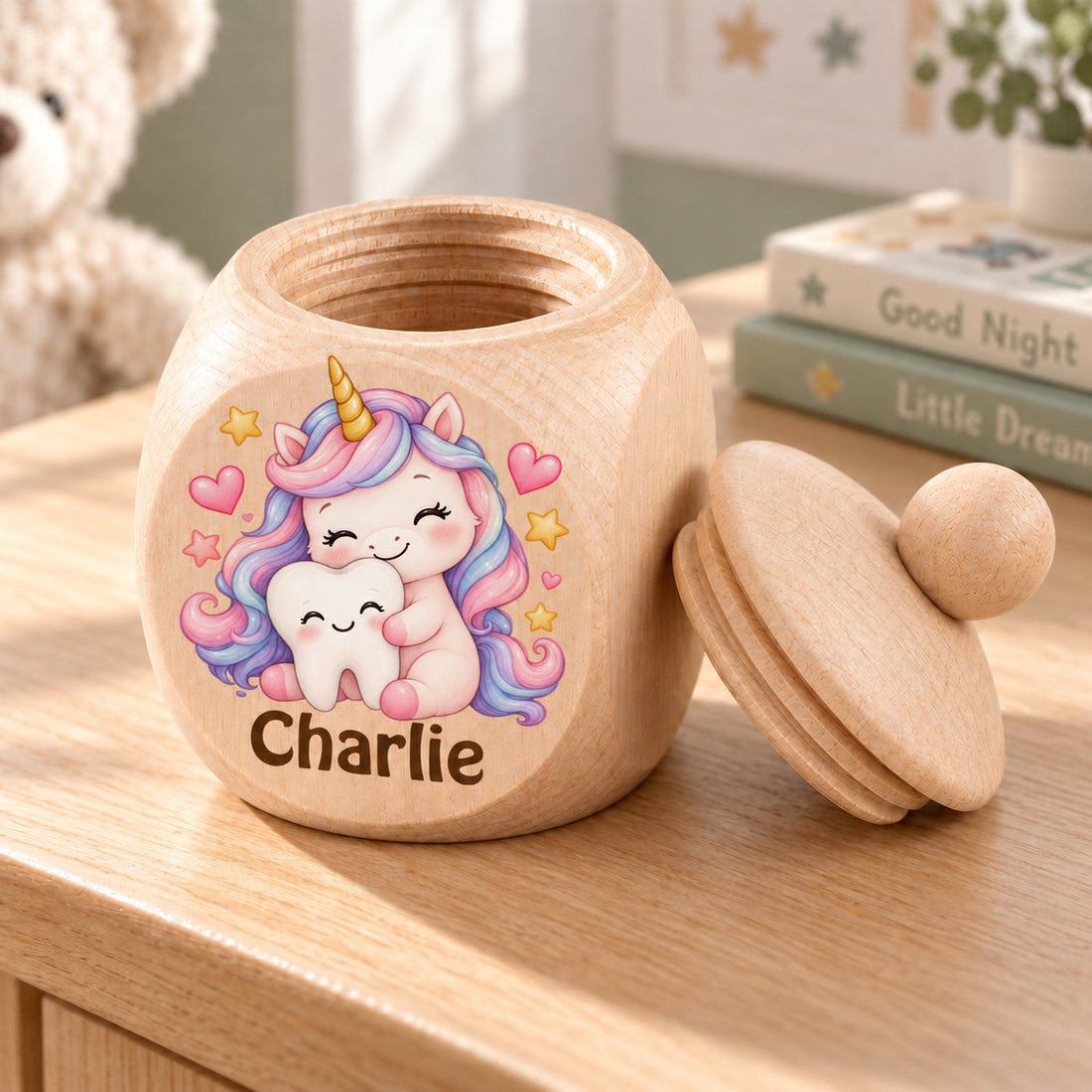 Geöffnete Zahndose mit Motiv Einhorn & Zahn, Schraubdeckel daneben im Kinderzimmer