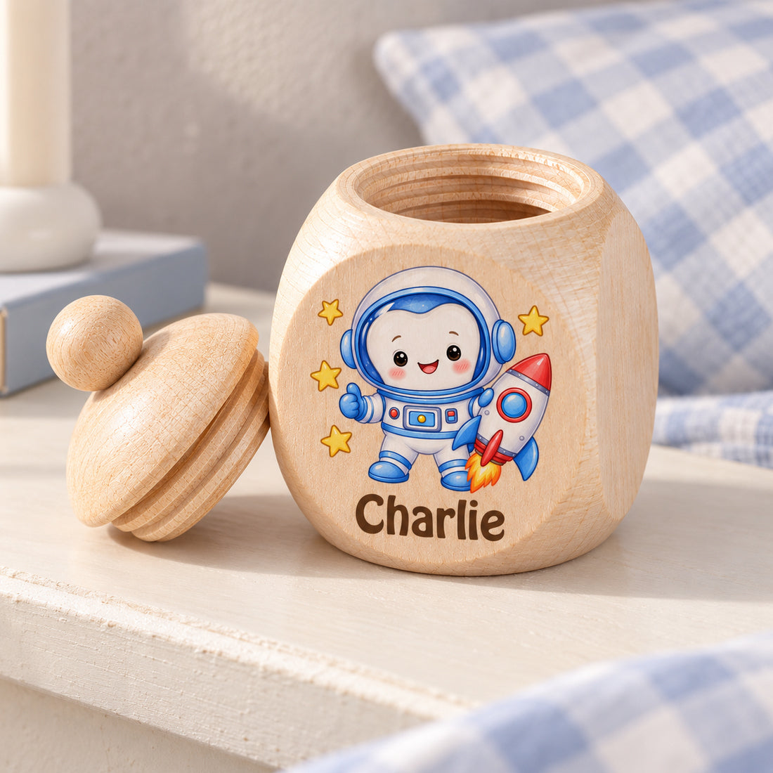 Zahndose mit Motiv Zahn-Astronaut geöffnet mit Schraubdeckel daneben