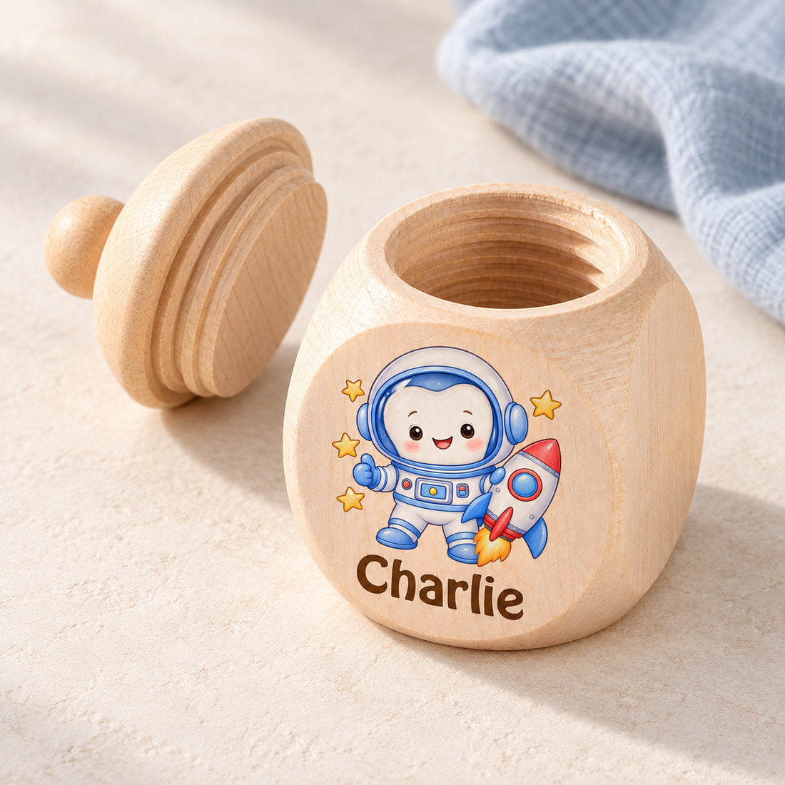 Zahndose mit Motiv Zahn-Astronaut geöffnet von oben mit Schraubdeckel daneben