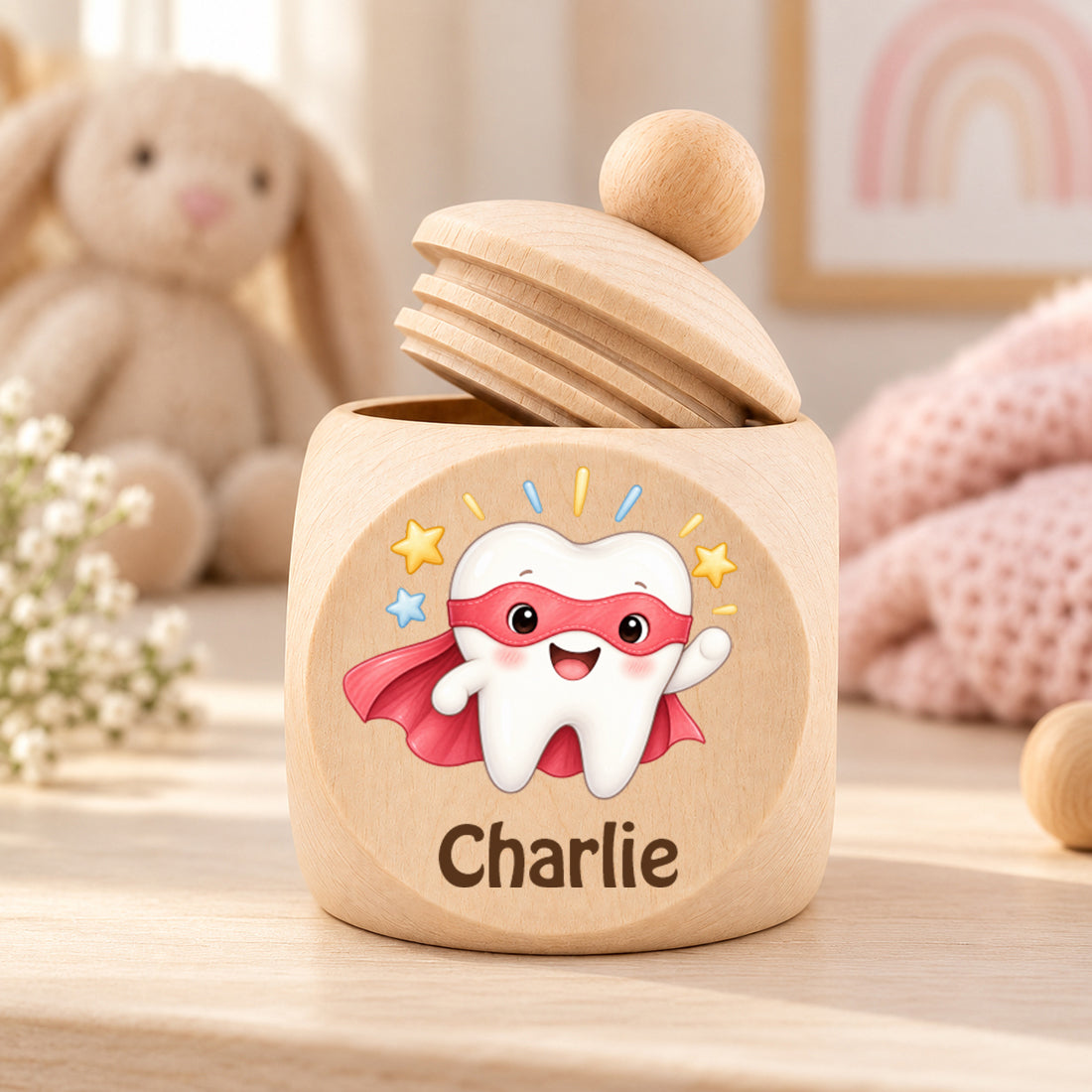 Zahndose mit Motiv Superzahn geöffnet im Kinderzimmer mit Deckel am Rand