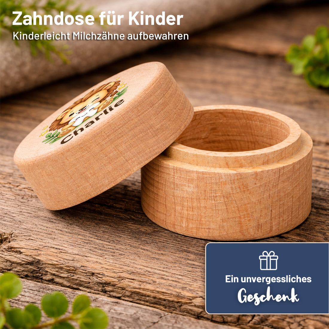 Runde Zahndose mit Motiv Löwe & Zahn und Beispielname Charlie geöffnet mit abgenommenem Steckdeckel