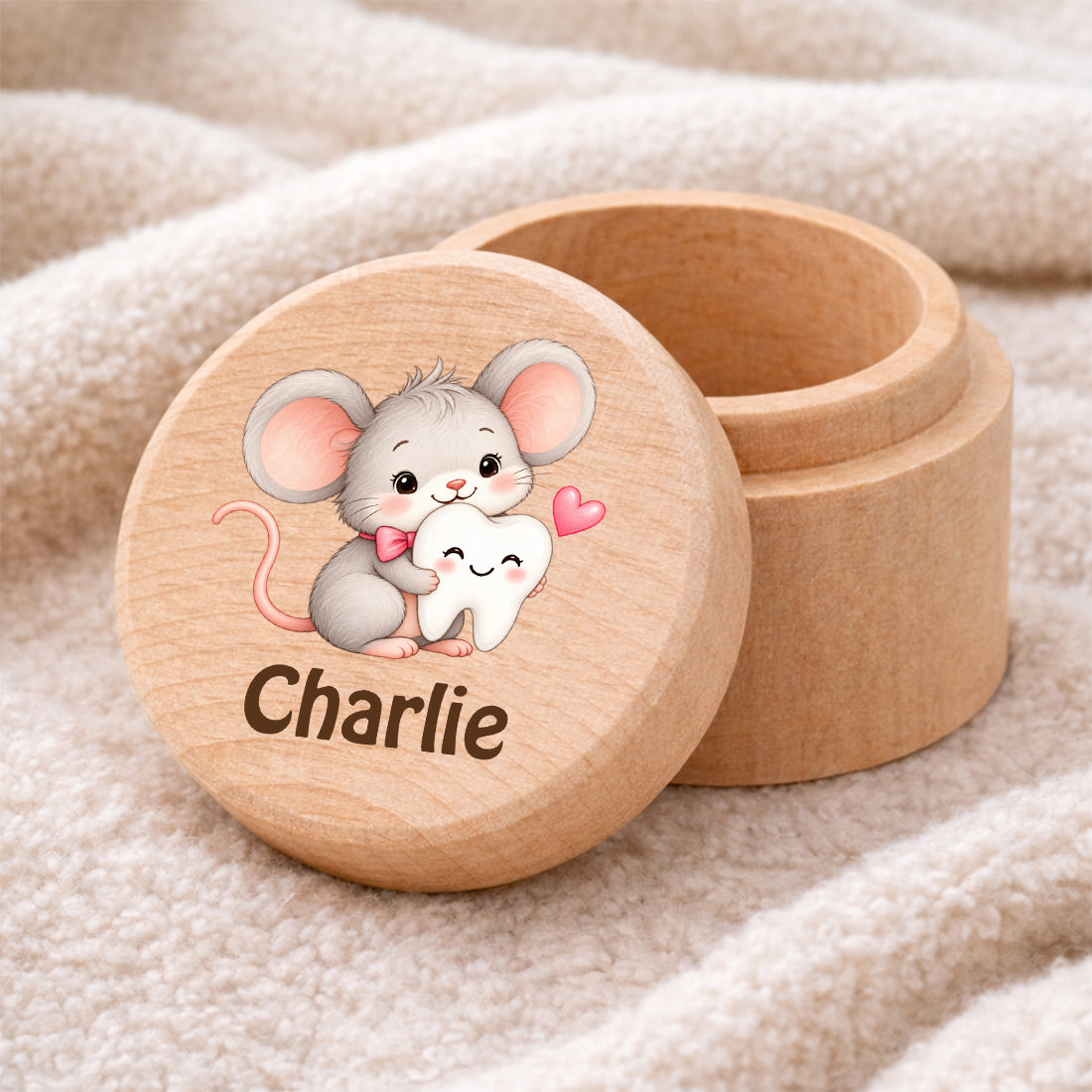 Runde Zahndose mit Motiv Zahnmaus und Beispielname Charlie auf einer weichen Decke