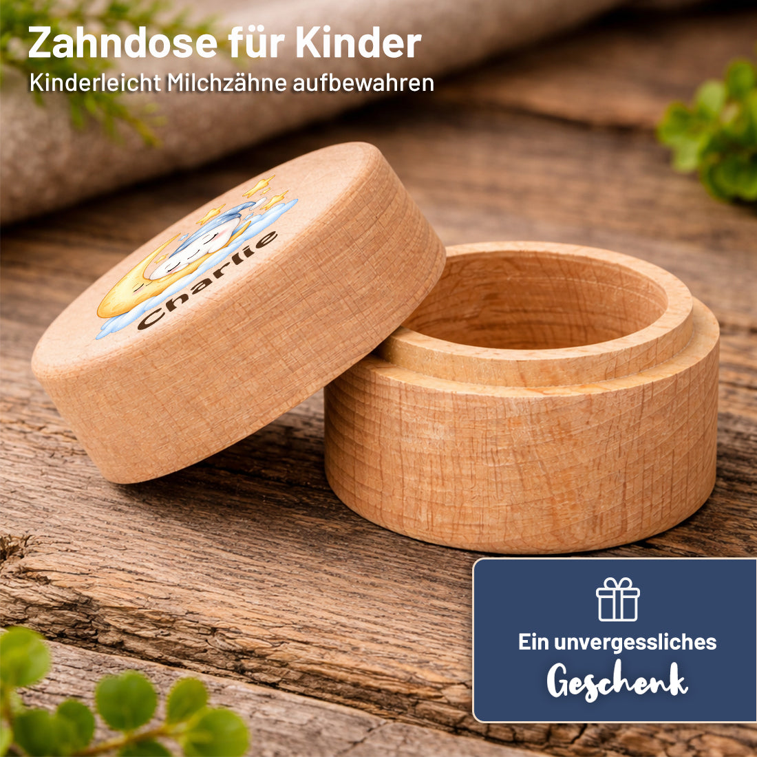 Runde Zahndose mit Motiv Mond & Zahn und Beispielname Charlie geöffnet mit abgenommenem Steckdeckel
