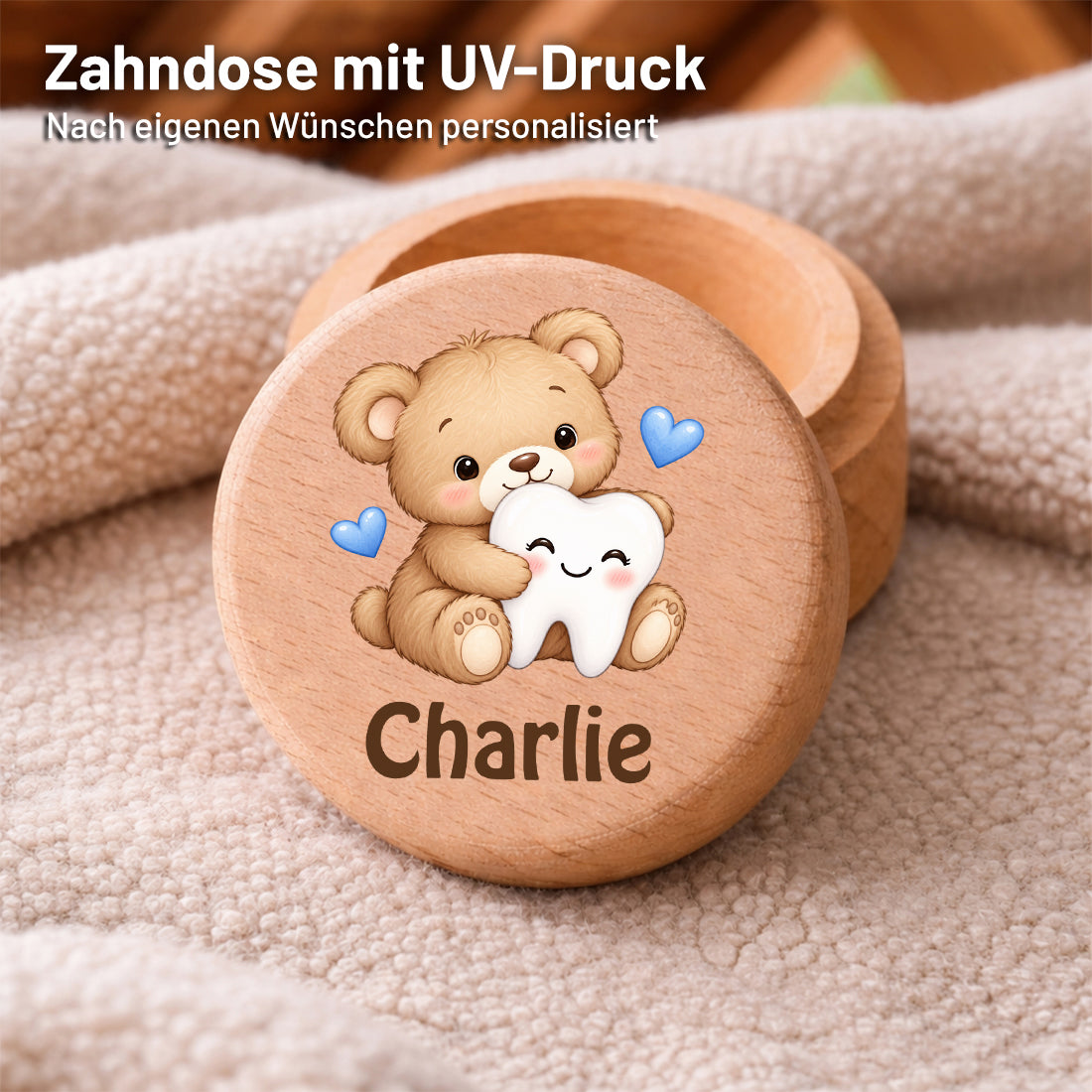 Runde Zahndose mit Motiv Teddybär & Zahn und Beispielname Charlie im Detailbild mit UV-Druck auf dem Deckel