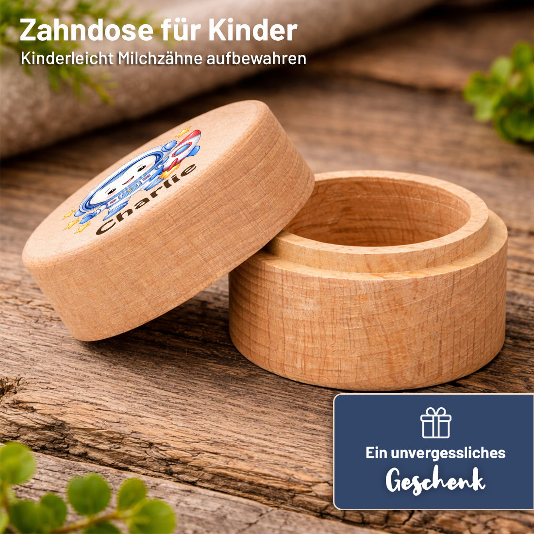 Runde Zahndose mit Motiv Zahn-Astronaut und Beispielname Charlie geöffnet mit abgenommenem Steckdeckel