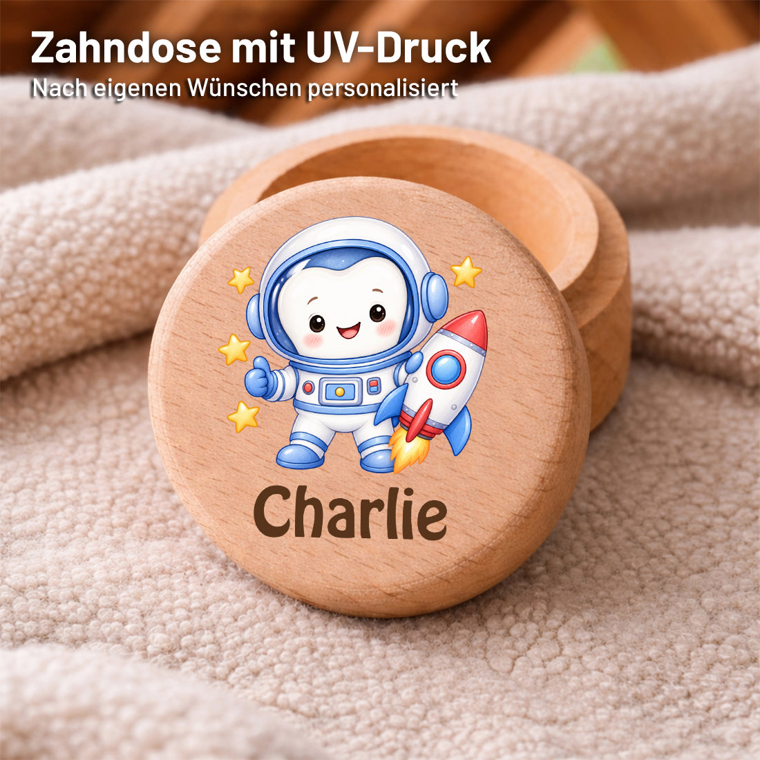 Runde Zahndose mit Motiv Zahn-Astronaut und Beispielname Charlie im Detailbild mit UV-Druck auf dem Deckel