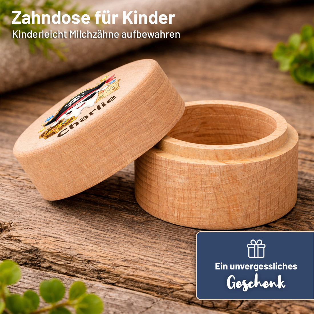 Runde Zahndose mit Motiv Zahn-Pirat und Beispielname Charlie geöffnet mit abgenommenem Steckdeckel