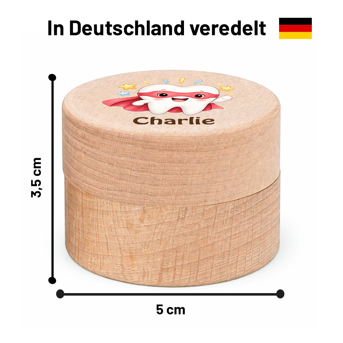 Runde Zahndose mit Motiv Superzahn und Beispielname Charlie im Maßbild mit 5 cm Durchmesser und 3,5 cm Höhe
