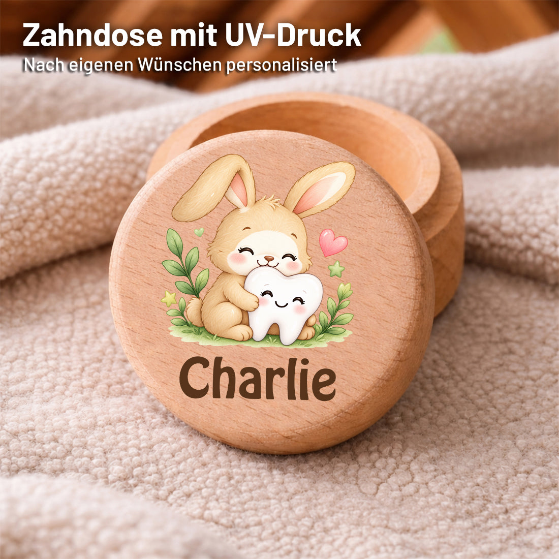 Runde Zahndose mit Motiv Hase & Zahn und Beispielname Charlie im Detailbild mit UV-Druck auf dem Deckel