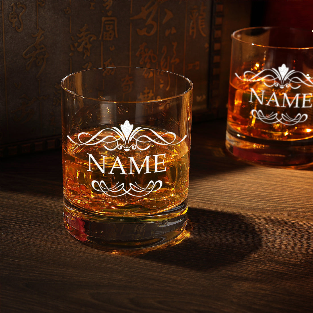 Totenkopf Dekanter 850 ml und 2x Whiskygläser 320 ml mit Gravur - "Ornament"