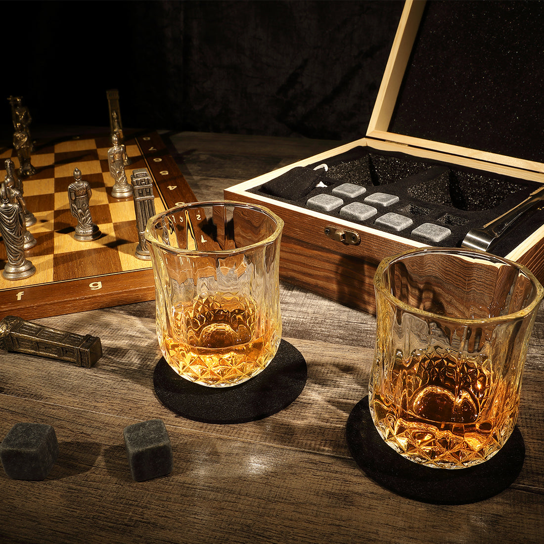 Mehrteiliges Whisky-Set mit Whiskygläser, Kühlsteine und Holzkiste mit Gravur - Motiv Ornament