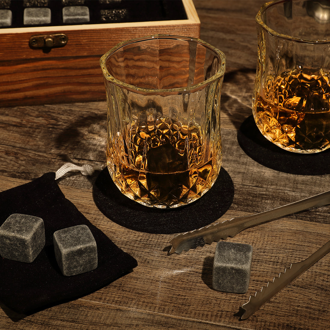 Mehrteiliges Whisky-Set mit Whiskygläser, Kühlsteine und Holzkiste mit Gravur - Motiv Ornament