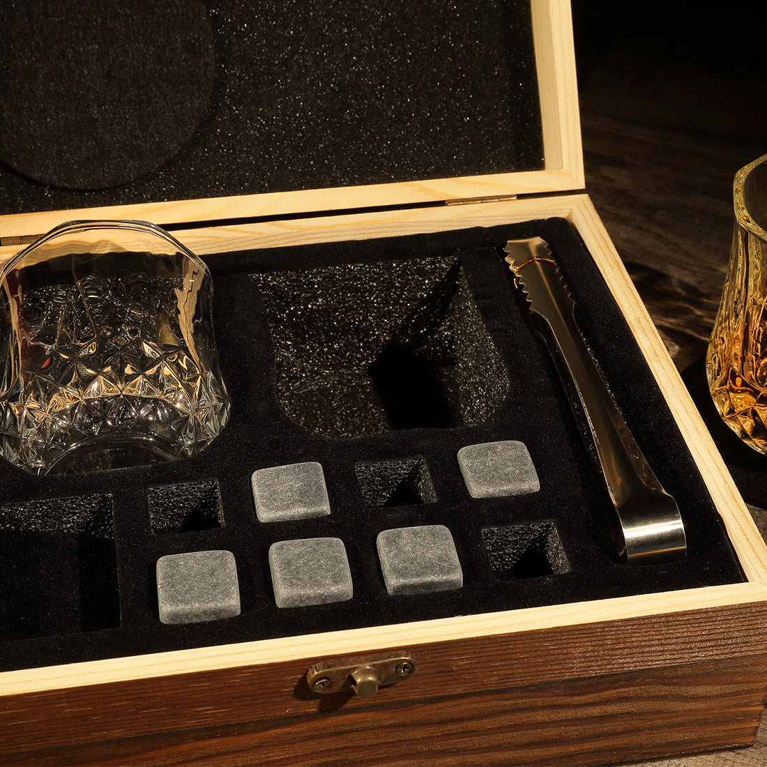 Mehrteiliges Whisky-Set mit Whiskygläser, Kühlsteine und Holzkiste mit Gravur - Motiv Ornament