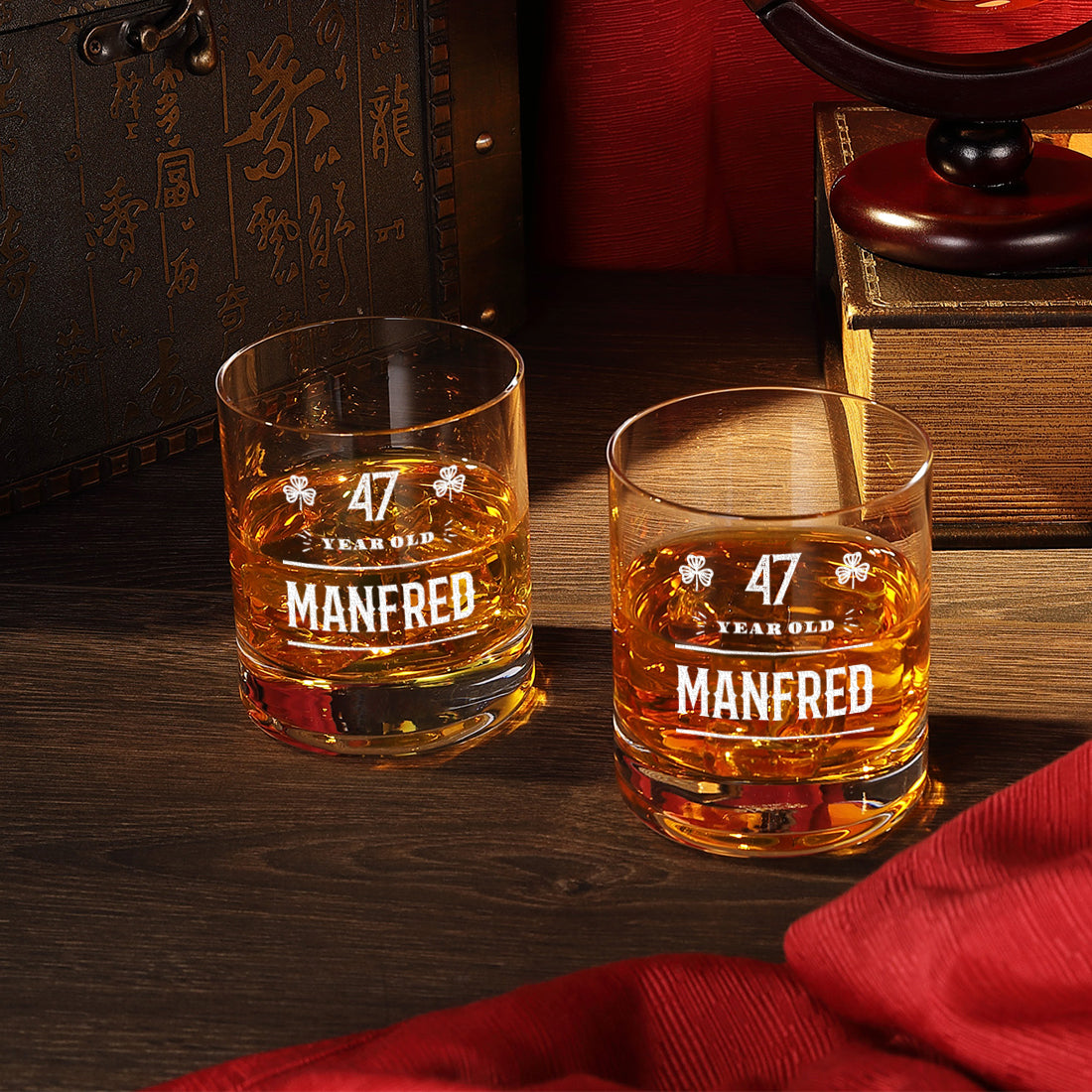 2-tlg Set Totenkopf Dekanter 850 ml & Whiskygläser 320 ml mit Gravur - Jubiläumsgeschenk