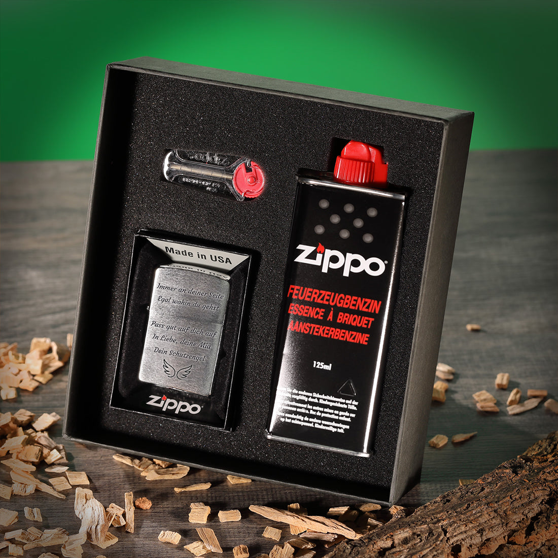 Zippo Feuerzeug mit persönlicher Gravur, Benzin und Feuersteinen in schwarzer Geschenkbox