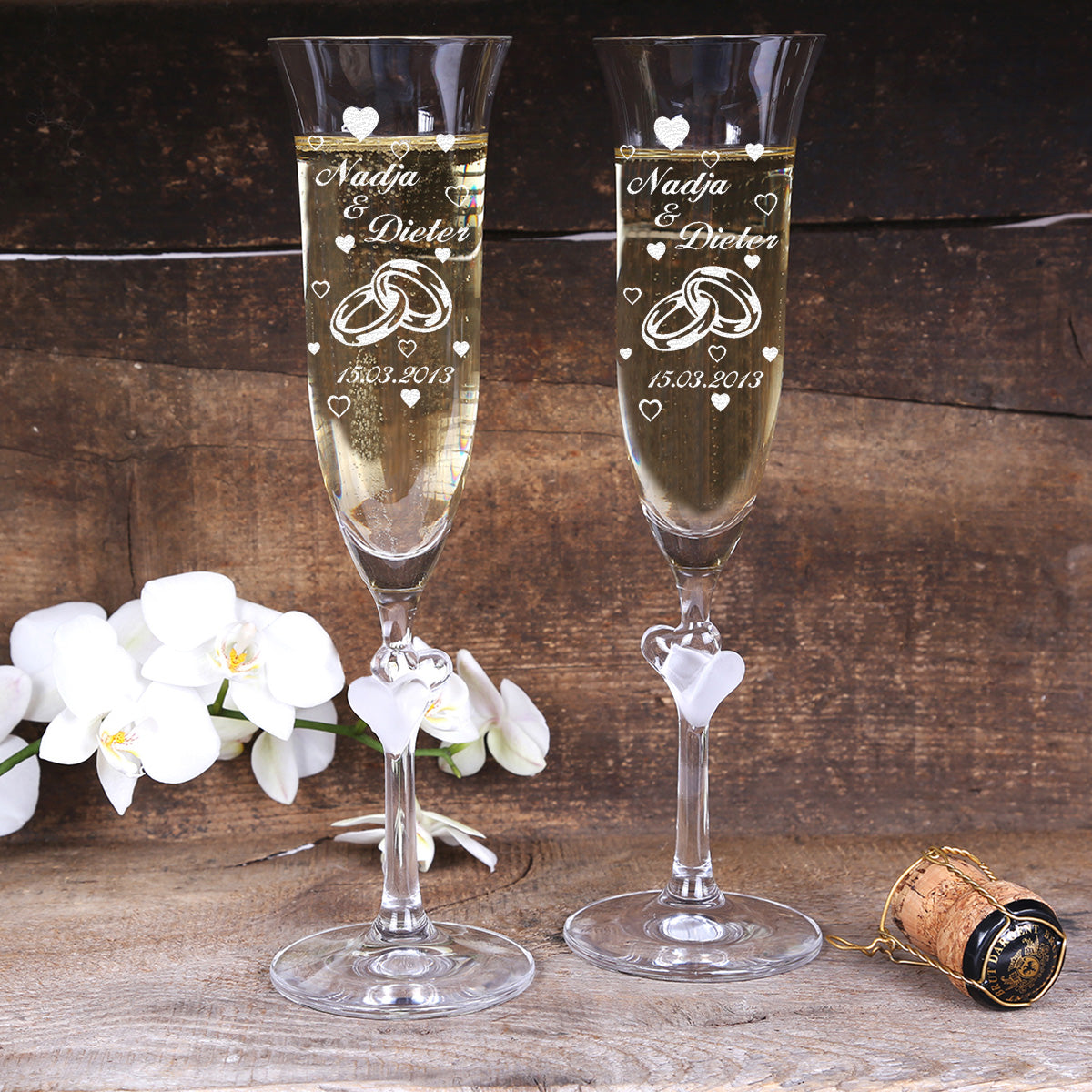 Personalisiertes Sektglas-Set "Ringe & Herzen" – 2 Kristallgläser mit Herz-Stiel und Wunschgravur