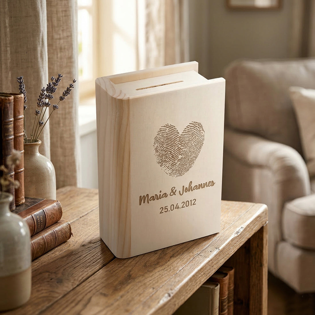 Personalisierte Spardose in Buchform aus Kiefernholz mit Herz-Gravur und Namen auf Holztisch