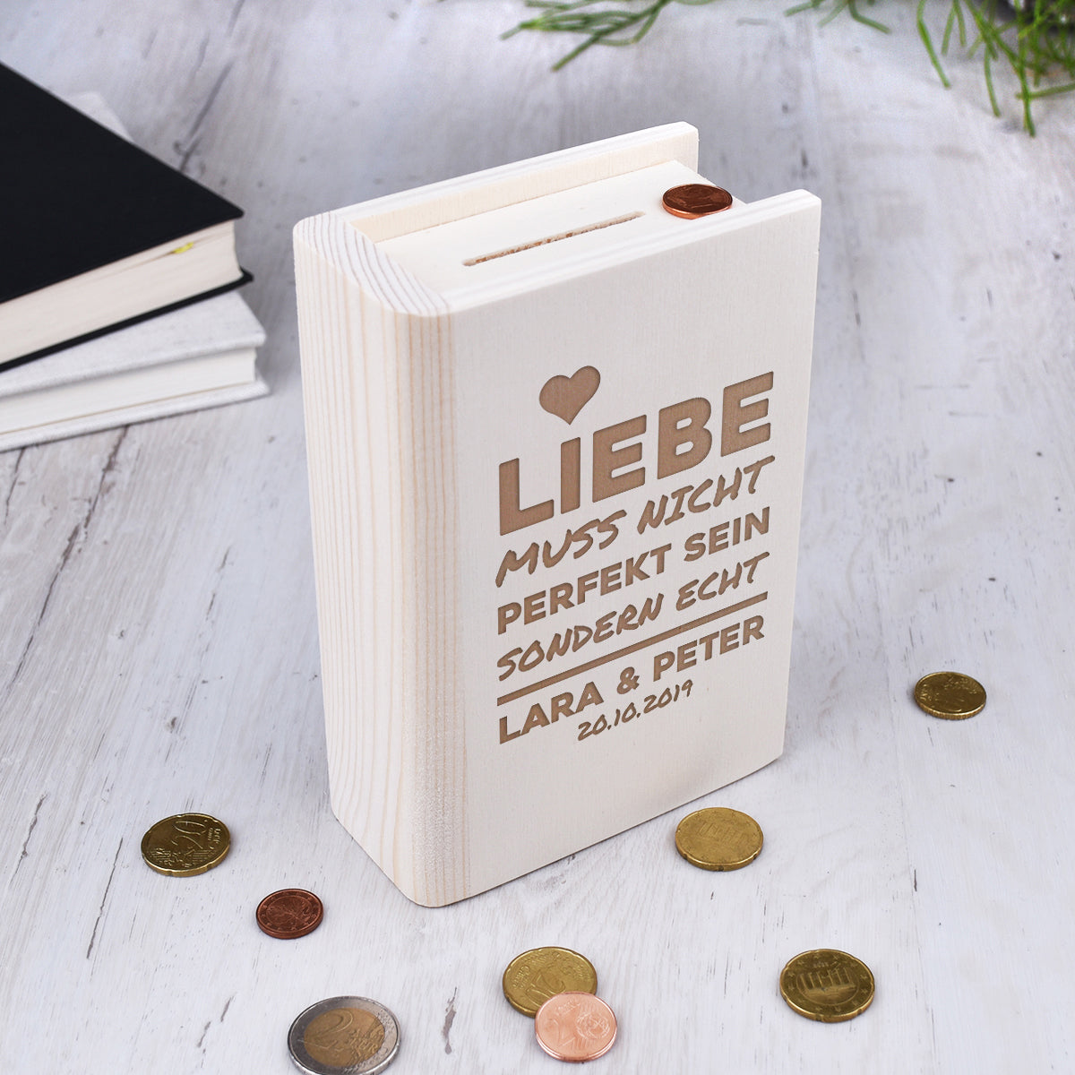 Personalisierte Spardose Buchform "Liebe muss nicht perfekt sein" mit Gravur