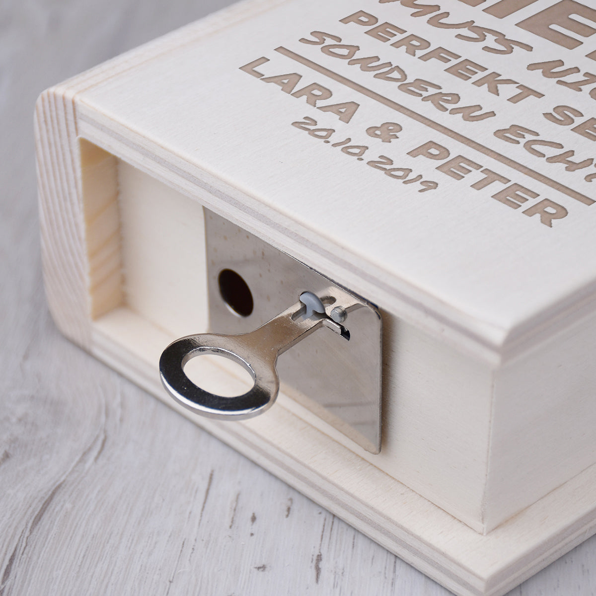 Holz-Spardose Buchform mit Metallschloss – Detailansicht Schloss und Schlüssel