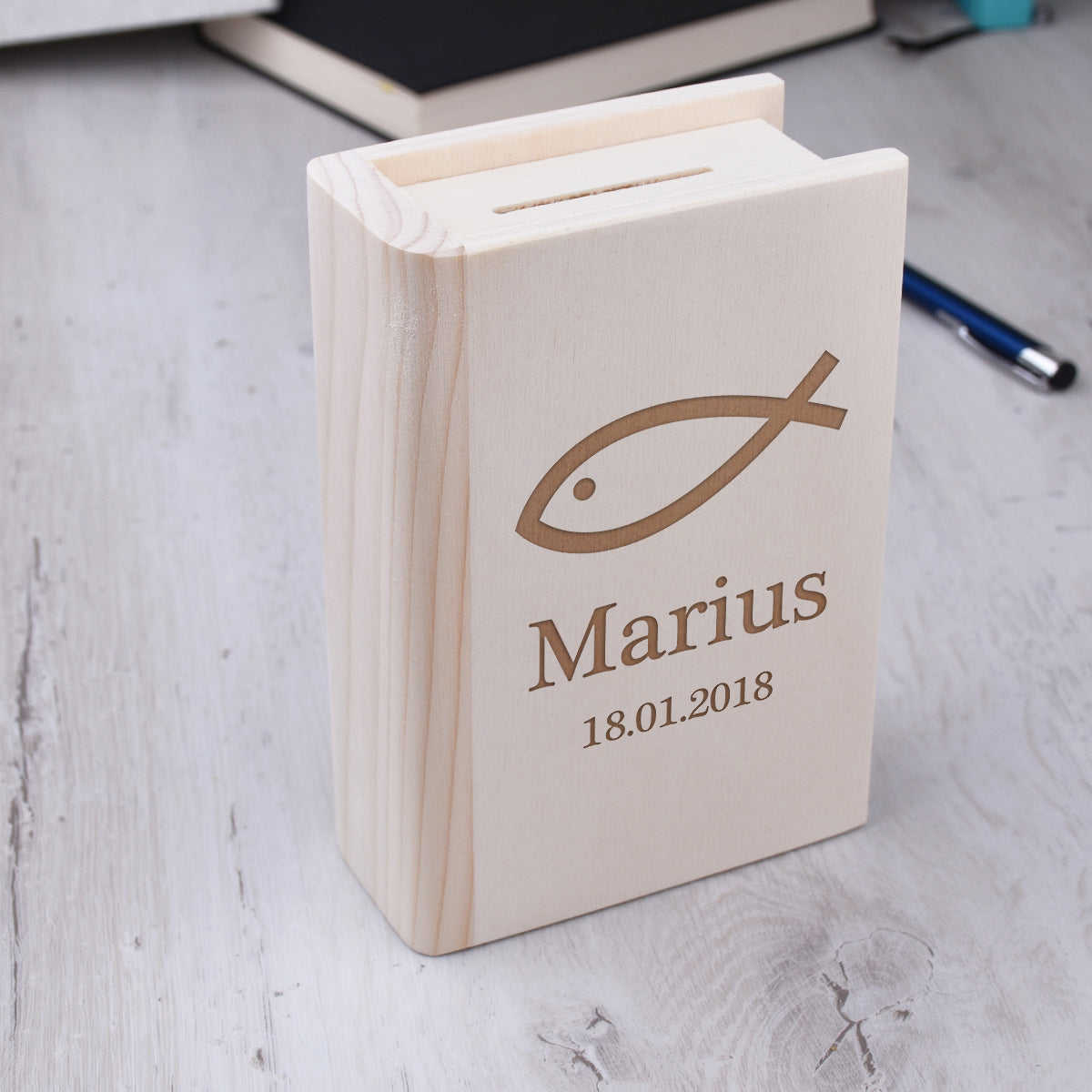 Personalisierte Buch-Spardose aus Holz - Fisch-Motiv & Gravur zur Taufe & Konfirmation