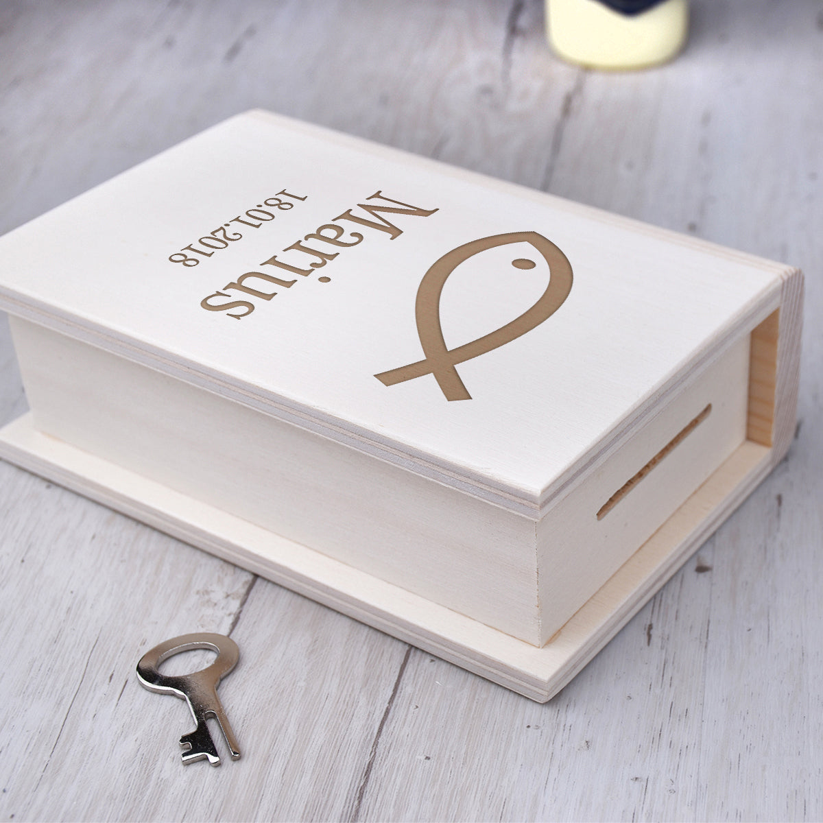 Personalisierte Buch-Spardose aus Holz - Fisch-Motiv & Gravur zur Taufe & Konfirmation