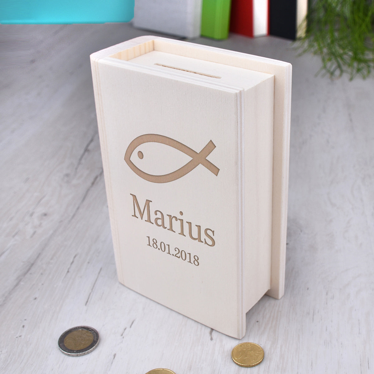 Personalisierte Buch-Spardose aus Holz - Fisch-Motiv & Gravur zur Taufe & Konfirmation