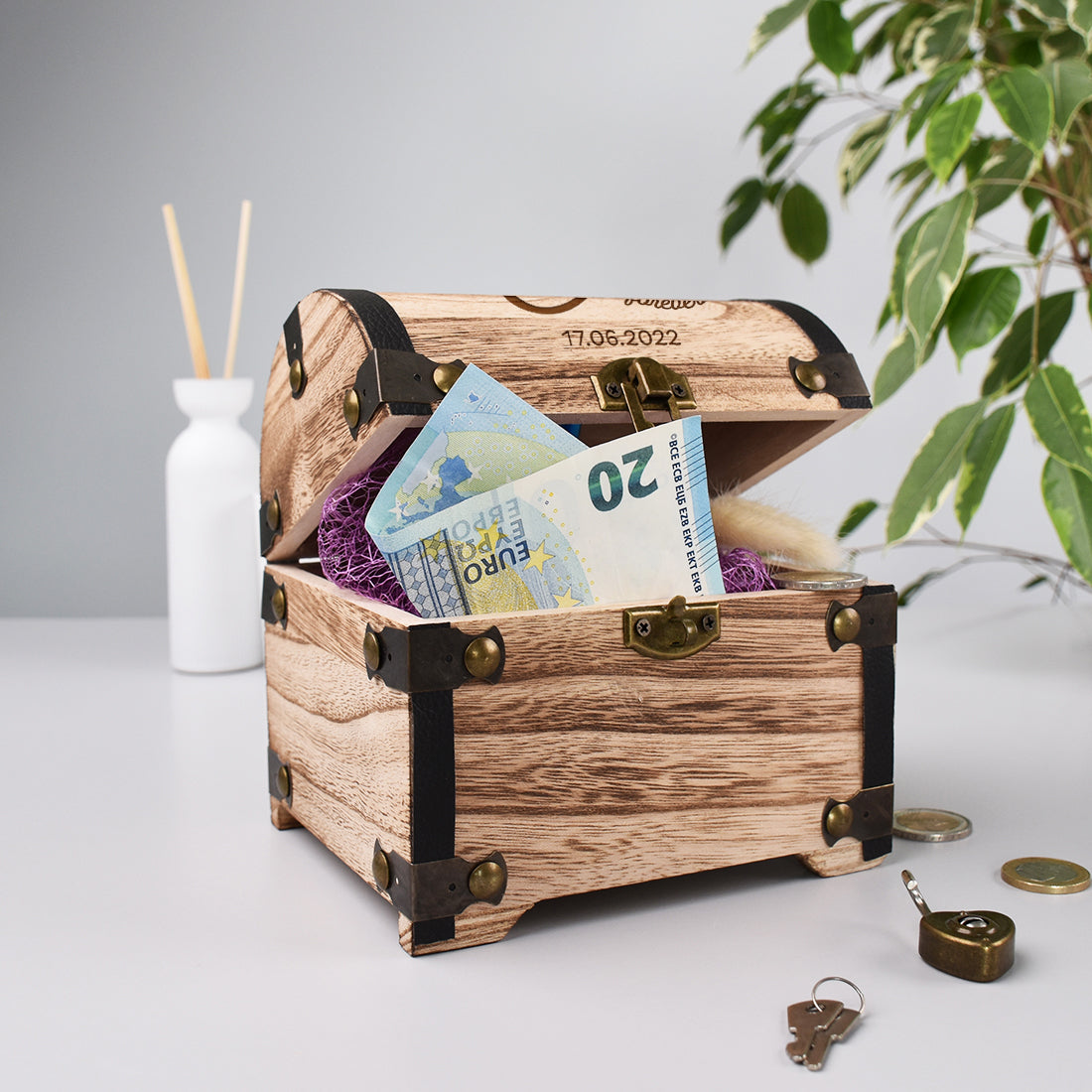 Geöffnete personalisierte Holz-Schatztruhe als Verpackung für Geldgeschenke zur Hochzeit