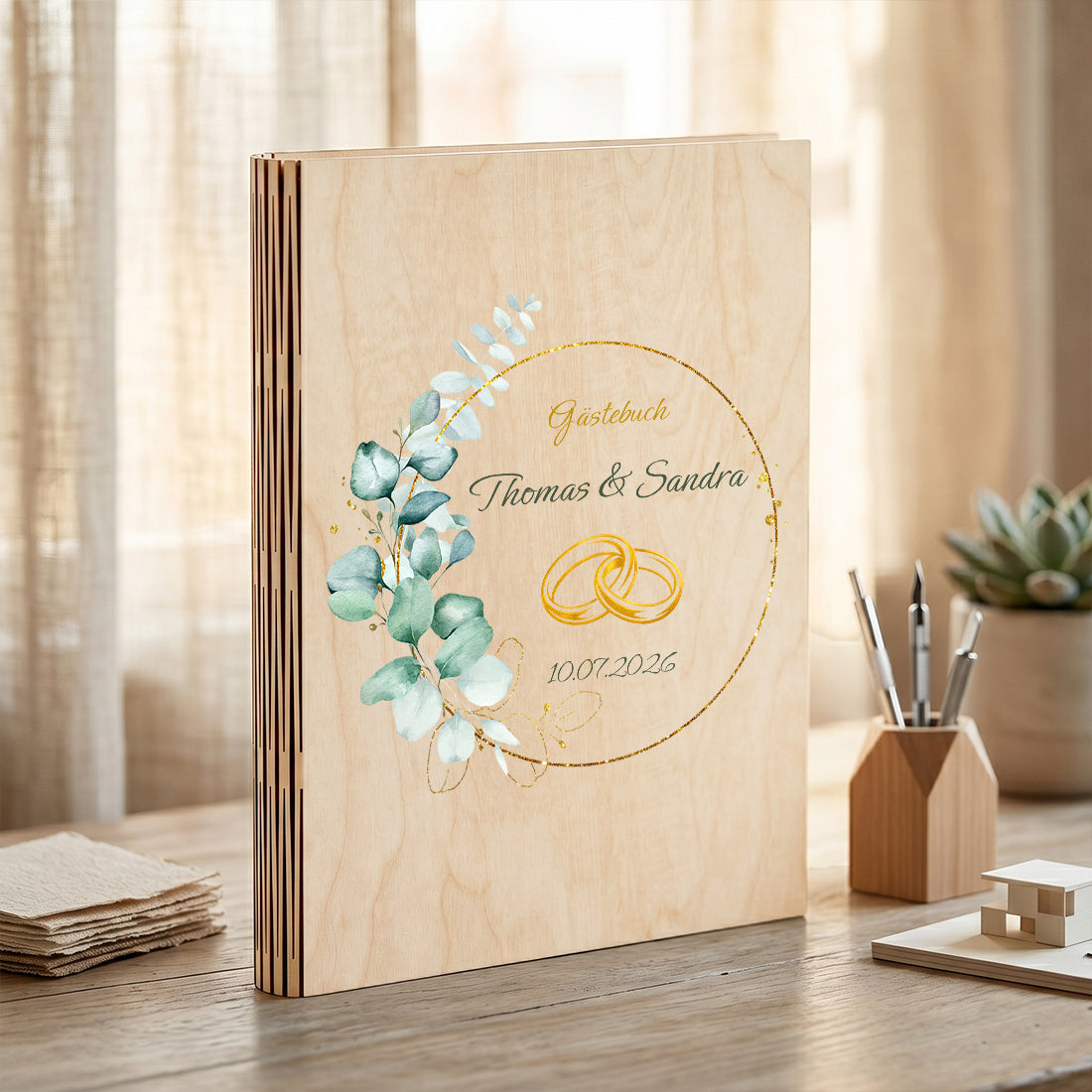 Personalisiertes Hochzeitsgästebuch aus Holz DIN A4 mit Namen & Goldmotiv