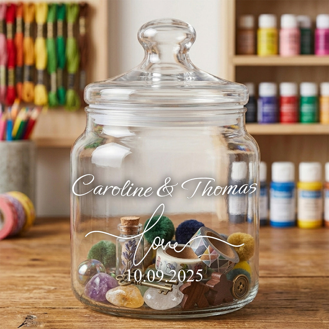 Bunt gefülltes Bonbonglas mit gravierten Namen und Datum für die Candy Bar