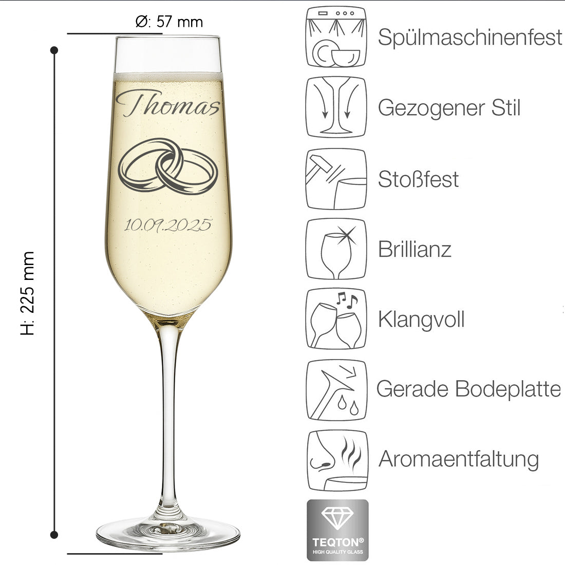 Zwei edel gravierte Champagnergläser mit doppelter Herz-Gravur gefüllt mit prickelndem Sekt auf einem Hochzeitstisch.