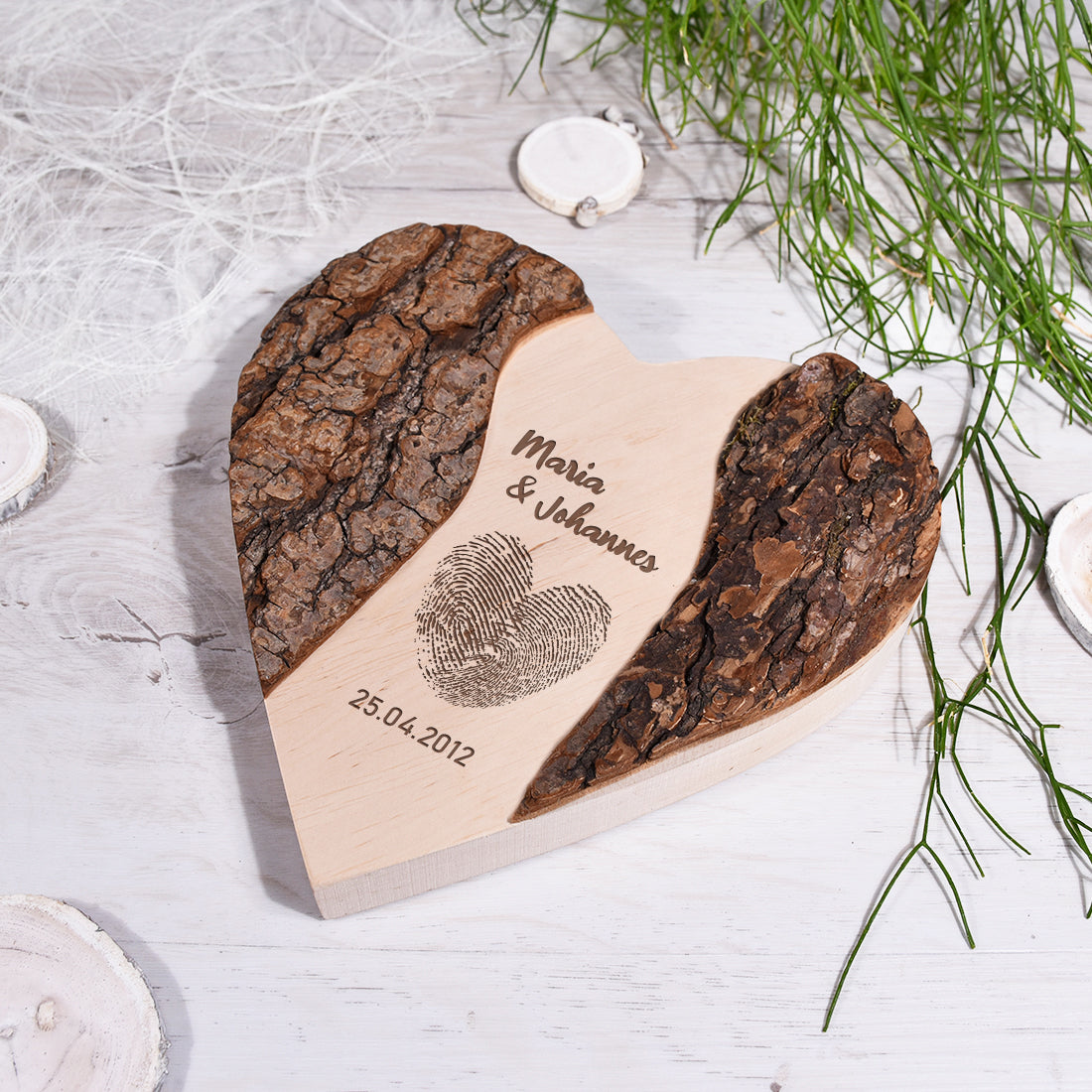 Rustikales Deko-Herz aus nachhaltigem Echtholz mit naturbelassener Rinde und präziser Lasergravur für Paare.