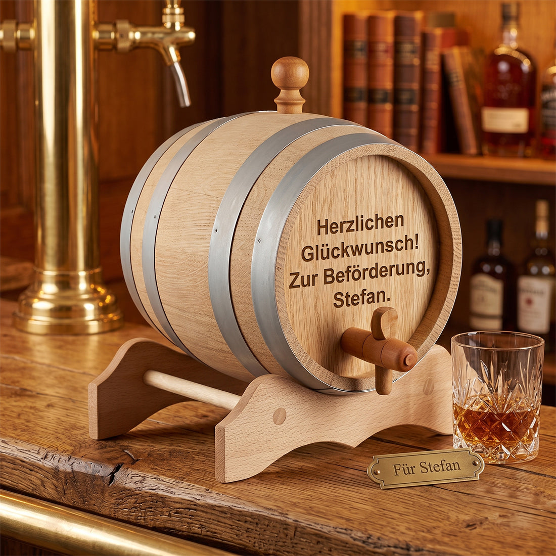 Komplettes Whiskyfass-Set aus Eichenholz inklusive Holzbock, Zapfhahn und Verschlussstopfen auf einer rustikalen Hausbar.
