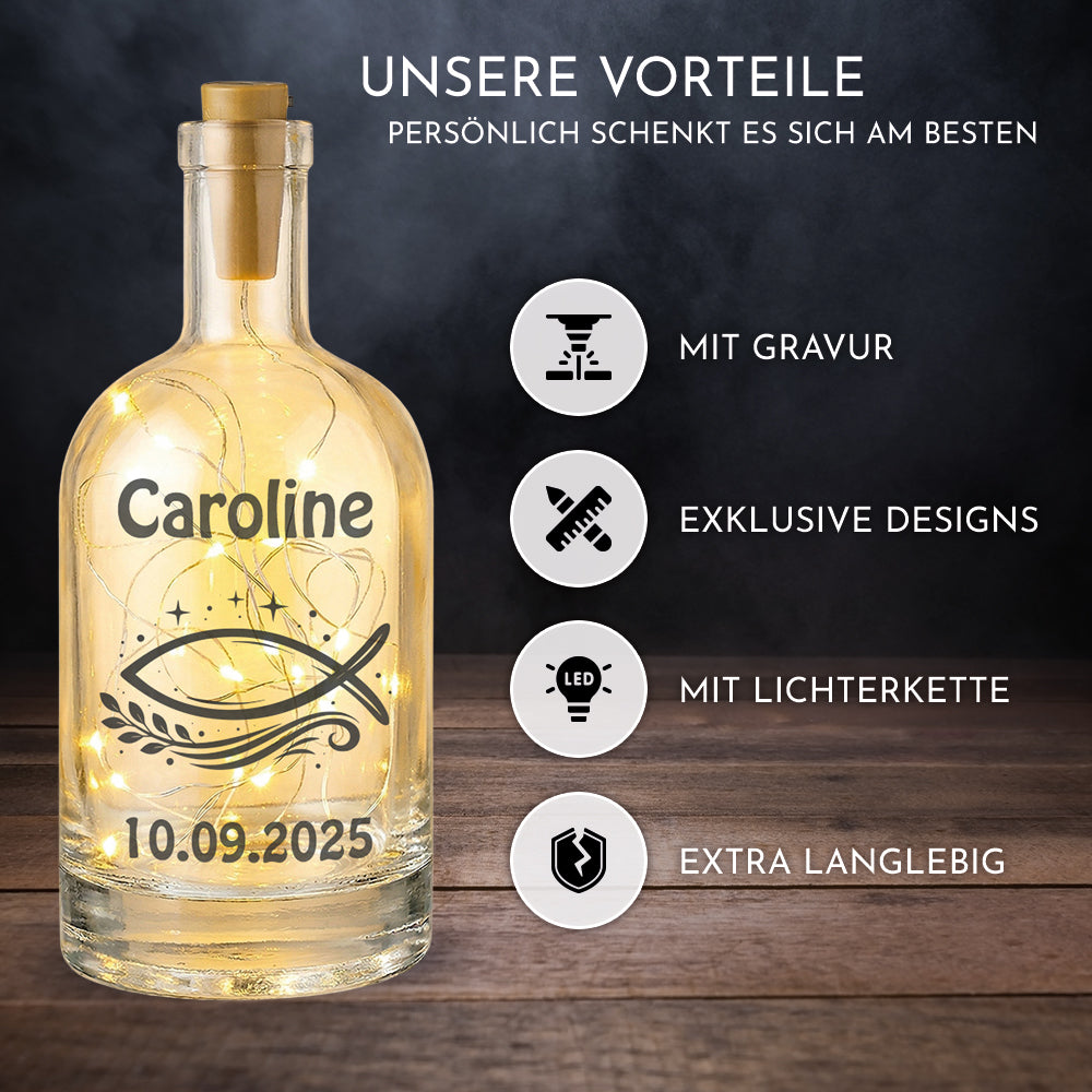 Nahaufnahme der hochwertigen Lasergravur auf dem LED-Flaschenlicht, zeigend das [SYMBOL]-Motiv und den Namen "Caroline".
