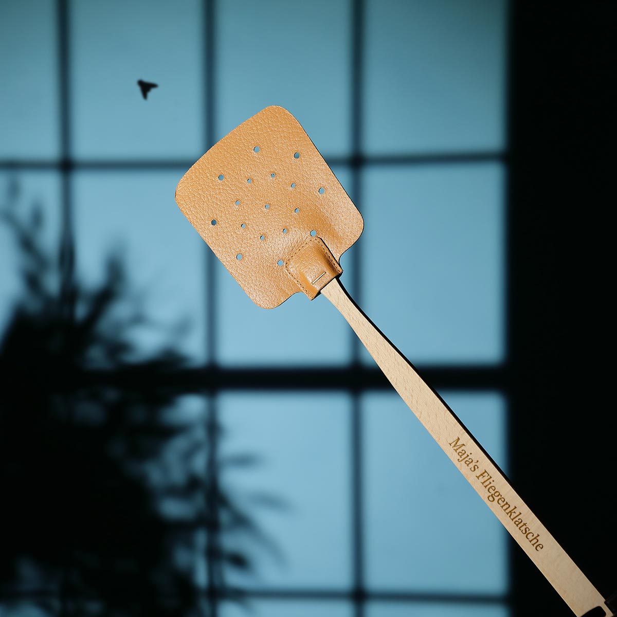 Nahaufnahme der individuellen Wunschtext-Holzgravur auf dem Stiel ohne Motiv.