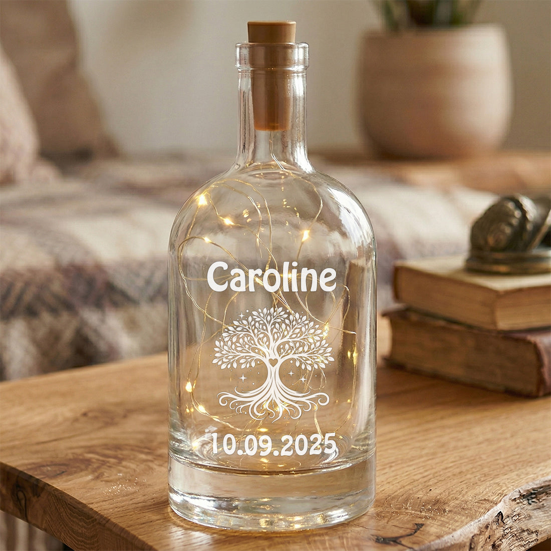 Personalisierte LED-Flasche mit eingraviertem Namen "Caroline", einem Schutzengel und Datum zur Konfirmation.