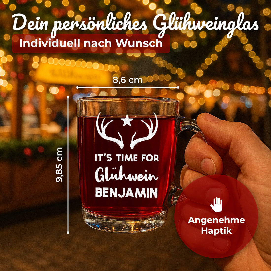 Glühweinglas mit Motiv It’s time for Glühwein in der Hand mit Maßangaben 9,85 cm Höhe und 8,6 cm Durchmesser