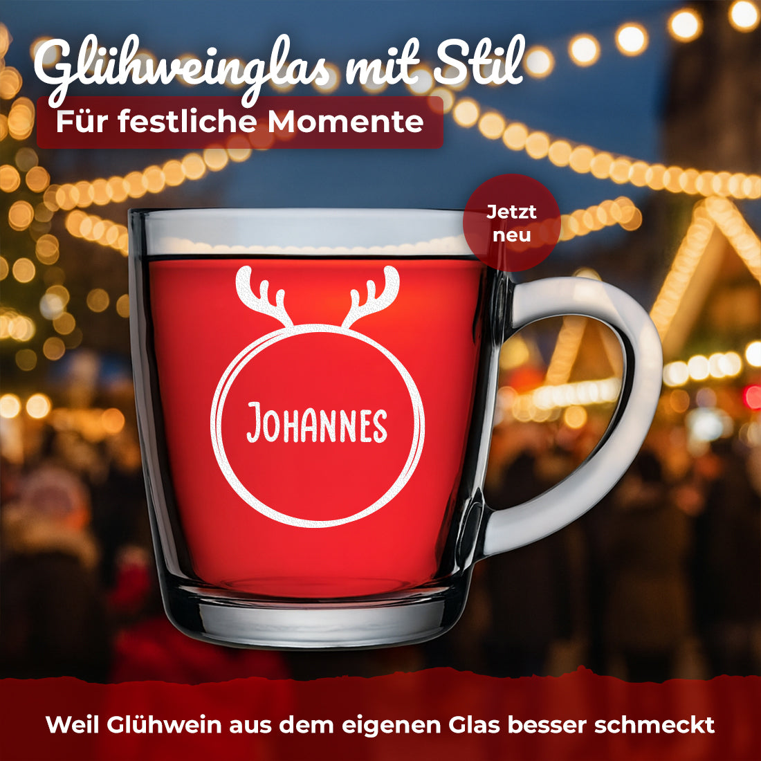 Glühweinglas mit Motiv Kreis mit Geweih und Beispielgravur Johannes vor winterlichen Lichtern
