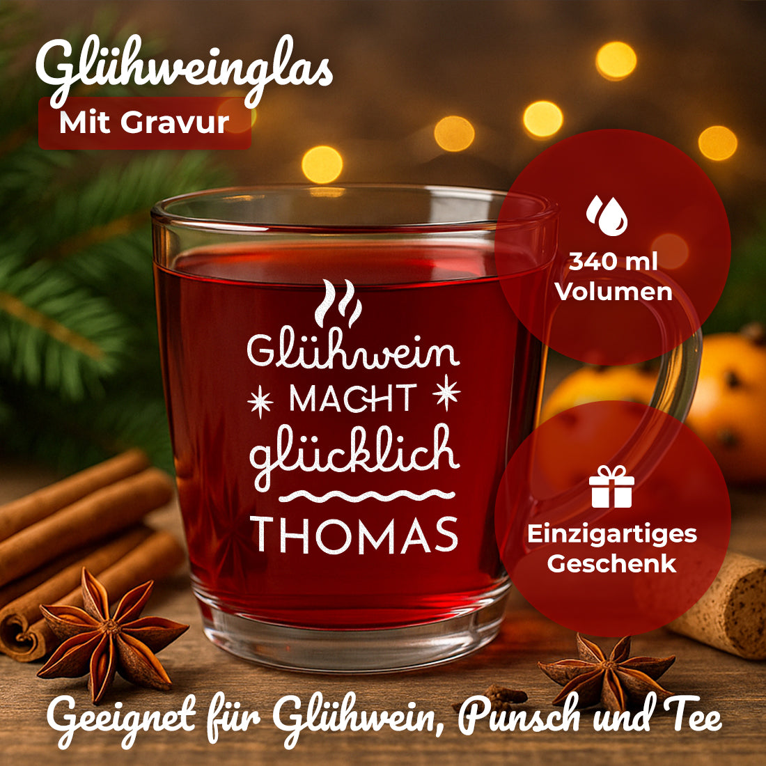 Glühweinglas mit Glühwein macht glücklich-Motiv und Beispielgravur Thomas in weihnachtlicher Szene